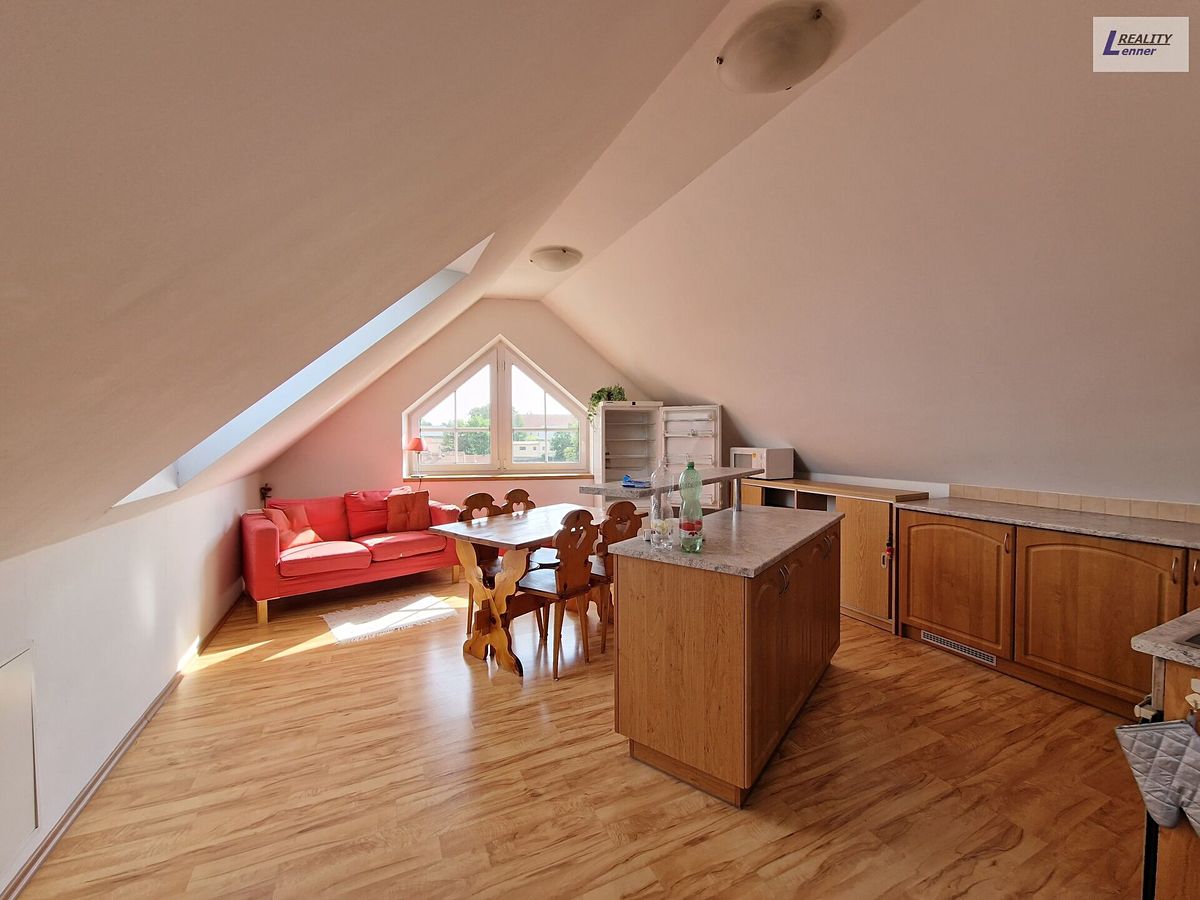 Pronájem bytu 2+1 89 m² – fotografie 4