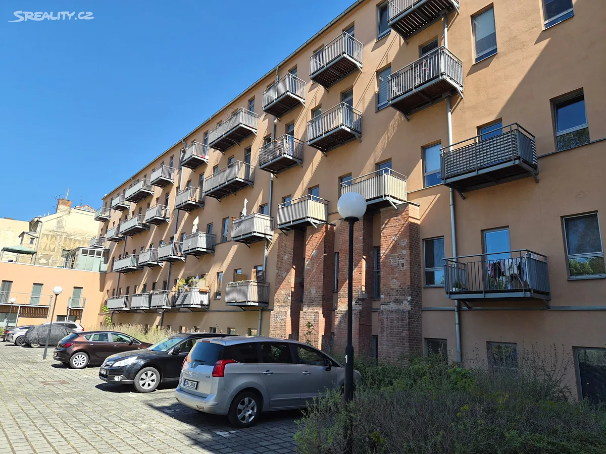 Pronájem garážového stání 14 m², Brno