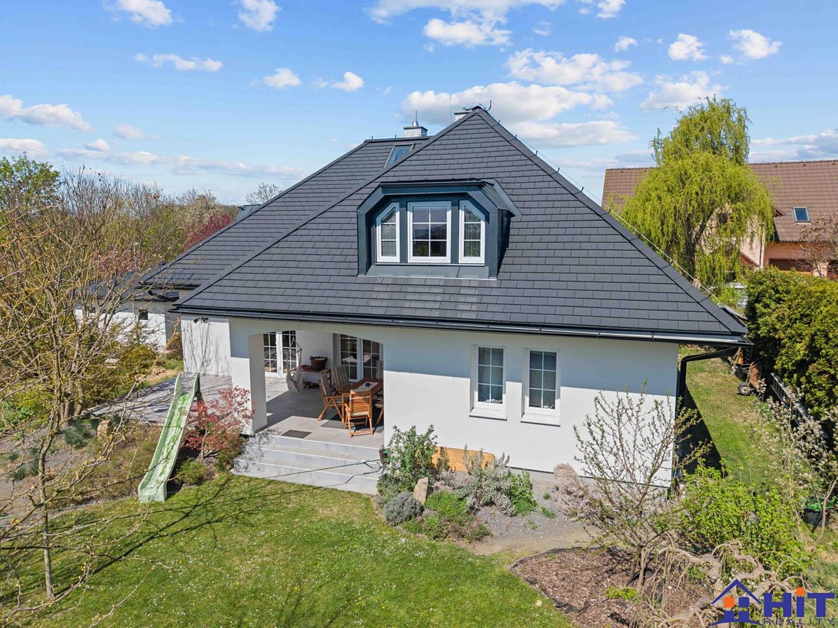 Prodej rodinného domu 240 m², pozemek 965 m² – fotografie 2