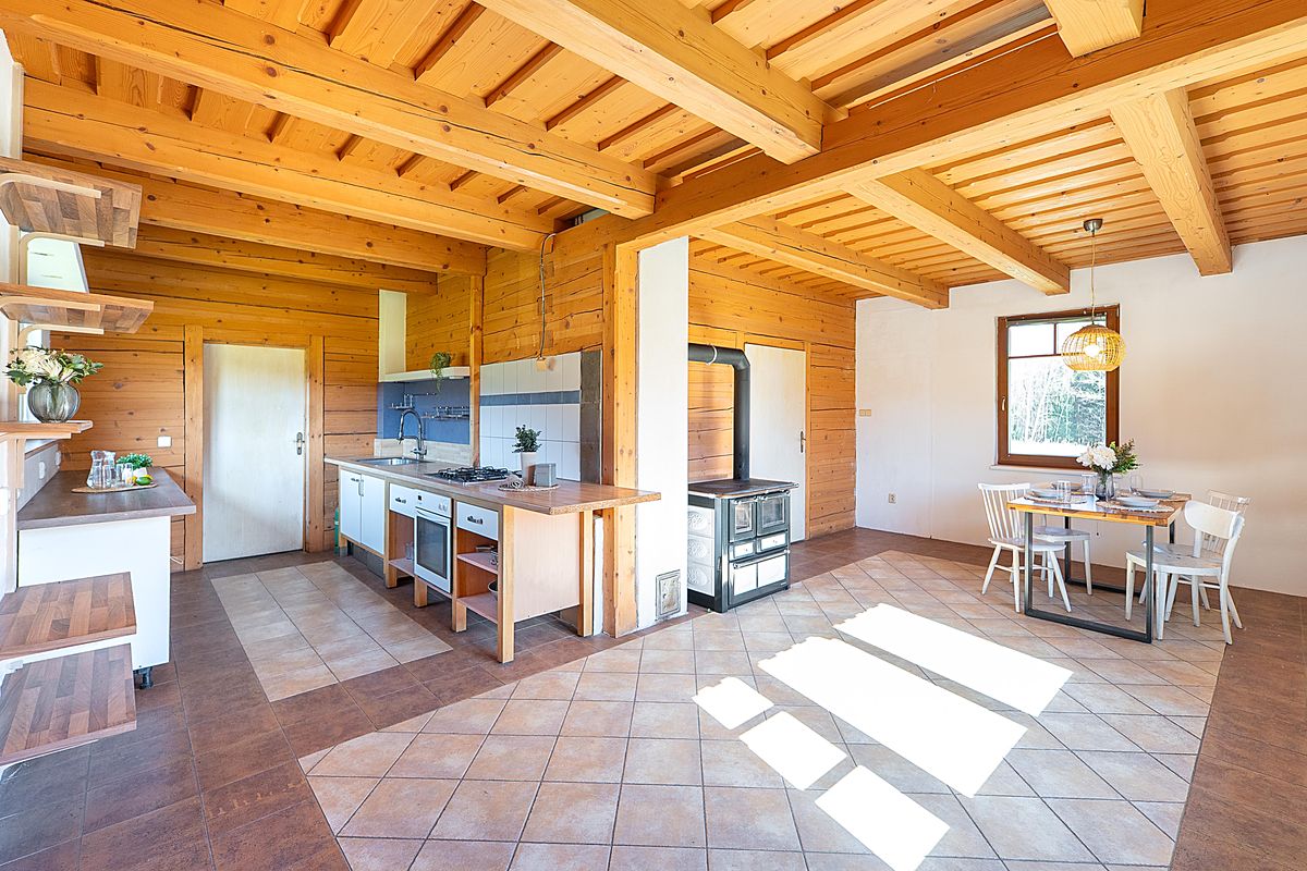 Prodej rodinného domu 208 m², pozemek 97413 m² – fotografie 3