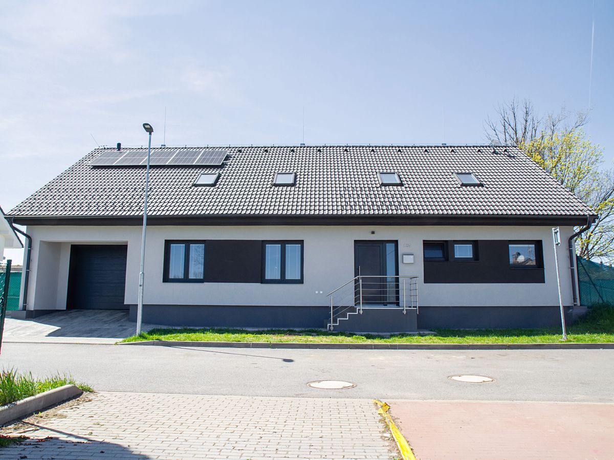 Prodej rodinného domu 350 m², pozemek 654 m² – fotografie 2