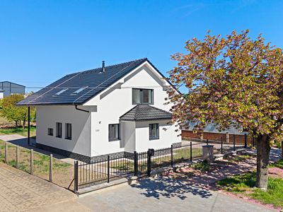 Prodej rodinného domu 200 m², pozemek 1595 m²