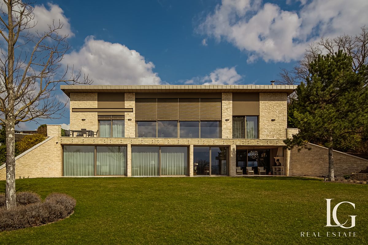 Prodej vily 813 m², pozemek 2175 m² – fotografie 3