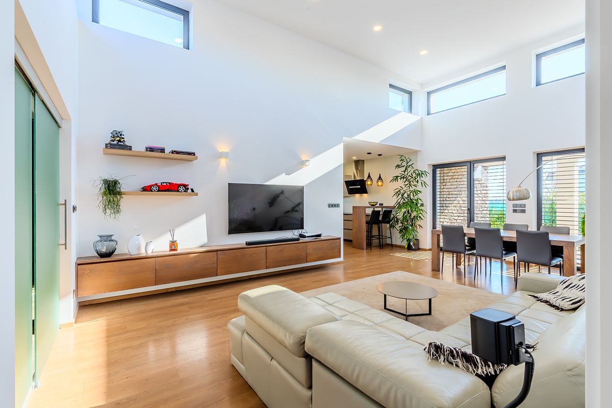 Prodej rodinného domu 198 m², pozemek 715 m² – fotografie 2