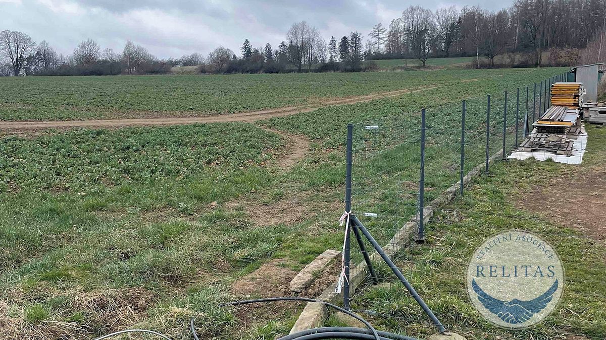 Prodej stavebního pozemku 1300 m² – fotografie 3