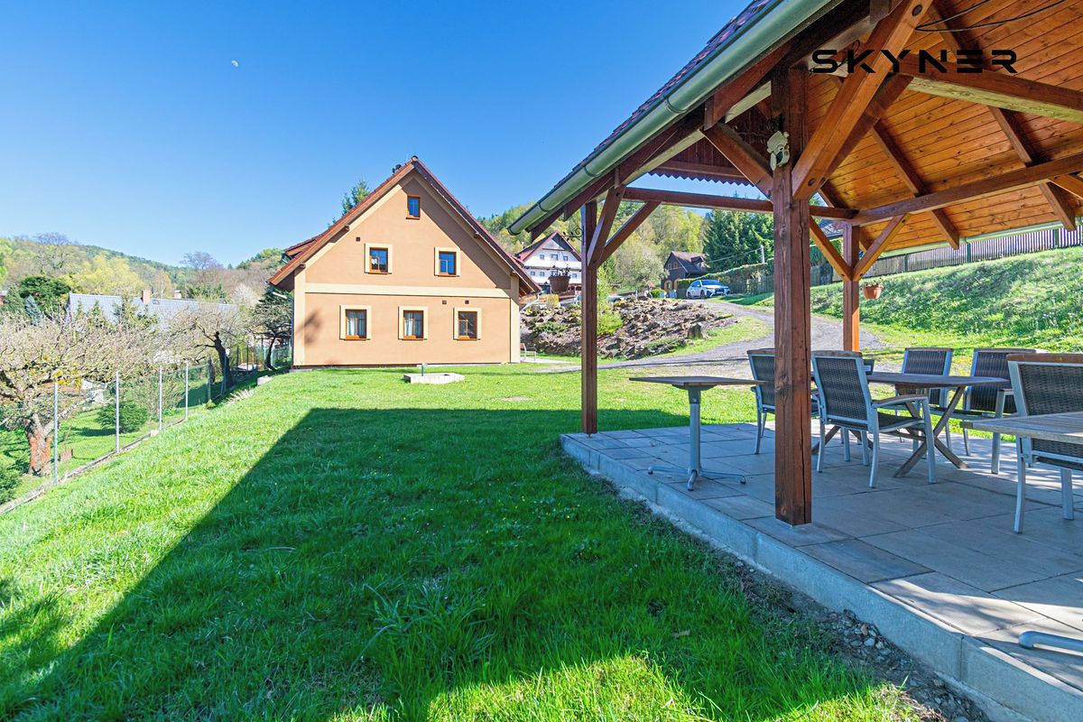 Prodej rodinného domu 271 m², pozemek 1618 m² – fotografie 2