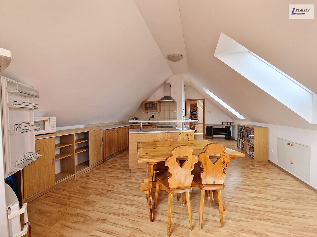 Pronájem bytu 2+1 89 m² – fotografie 3
