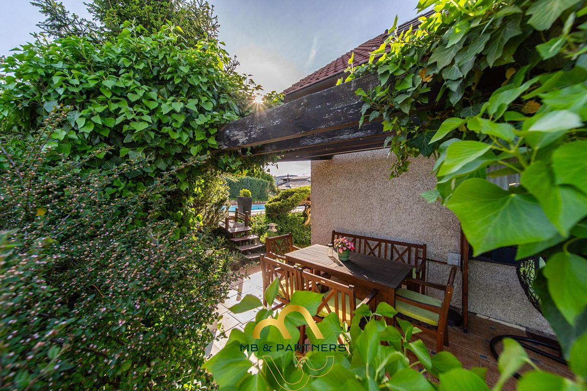 Prodej rodinného domu 232 m², pozemek 978 m² – fotografie 5