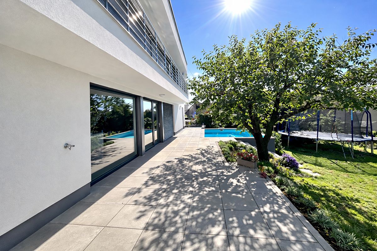 Prodej vily 213 m², pozemek 1005 m² – fotografie 4