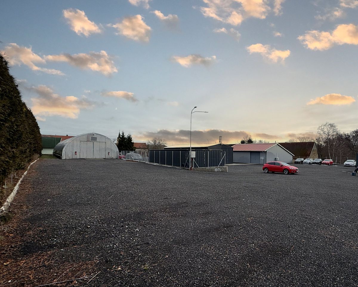 Pronájem komerčního pozemku 350 m²