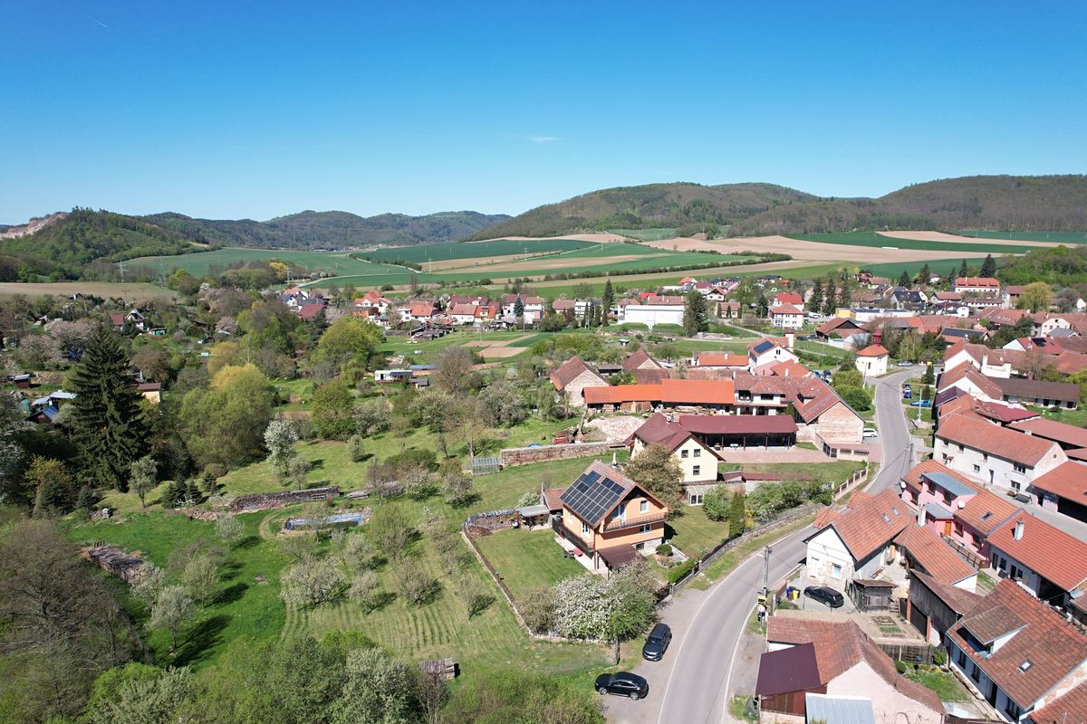 Prodej rodinného domu 160 m², pozemek 876 m² – fotografie 2