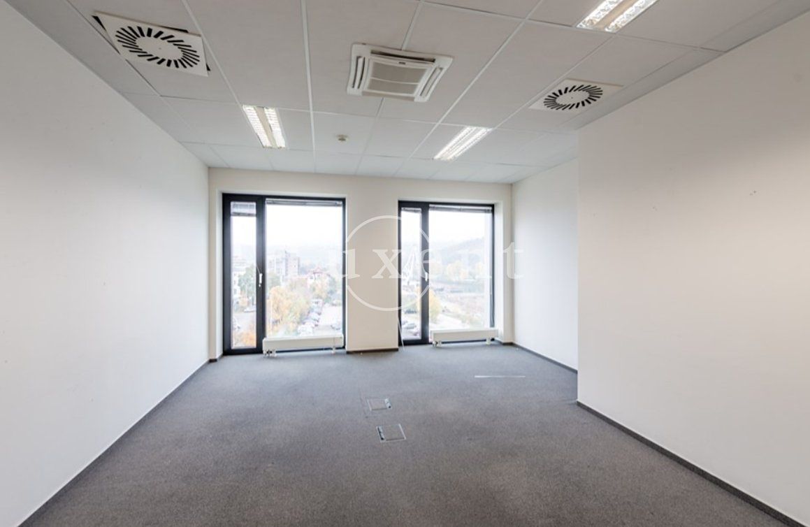 Pronájem kanceláře 390 m² – fotografie 3