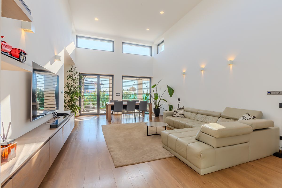Prodej rodinného domu 198 m², pozemek 715 m² – fotografie 3