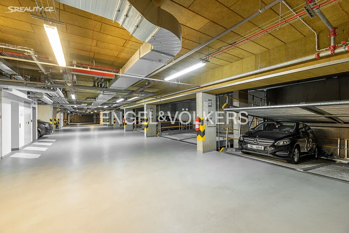 Pronájem garážového stání 13 m², U Okrouhlíku