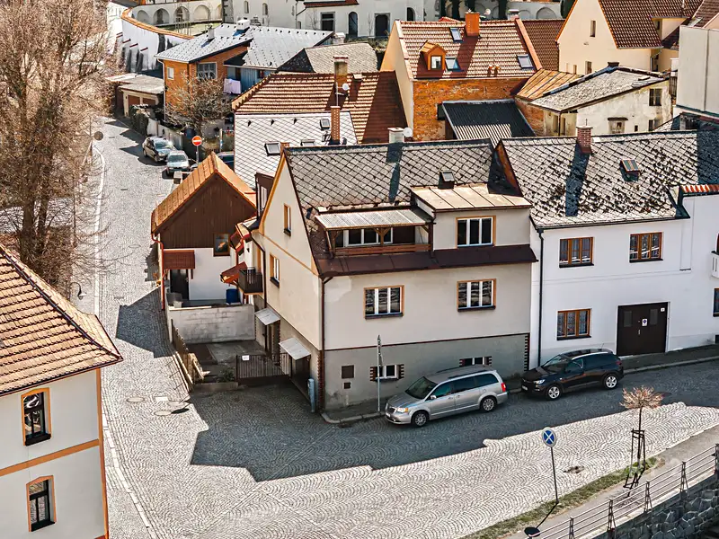 Prodej rodinného domu 285 m², pozemek 136 m², Sušice – náhled fotky 2