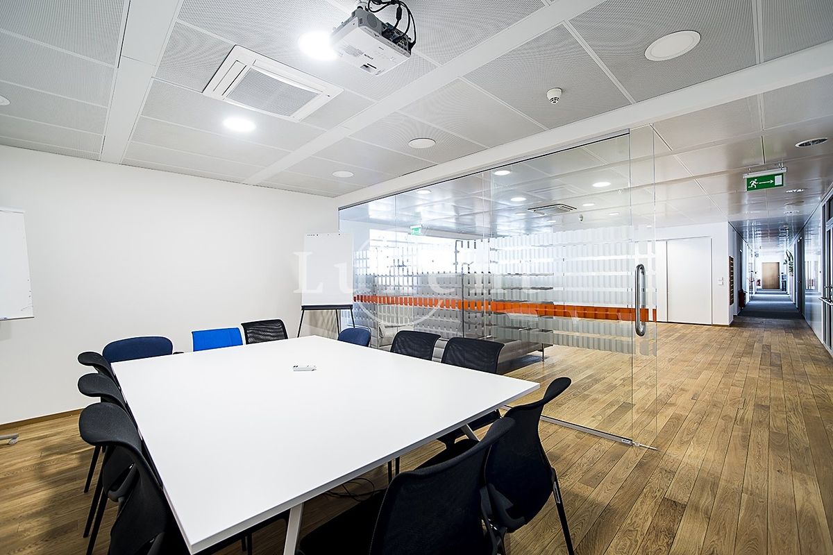 Pronájem kanceláře 1080 m² – fotografie 3
