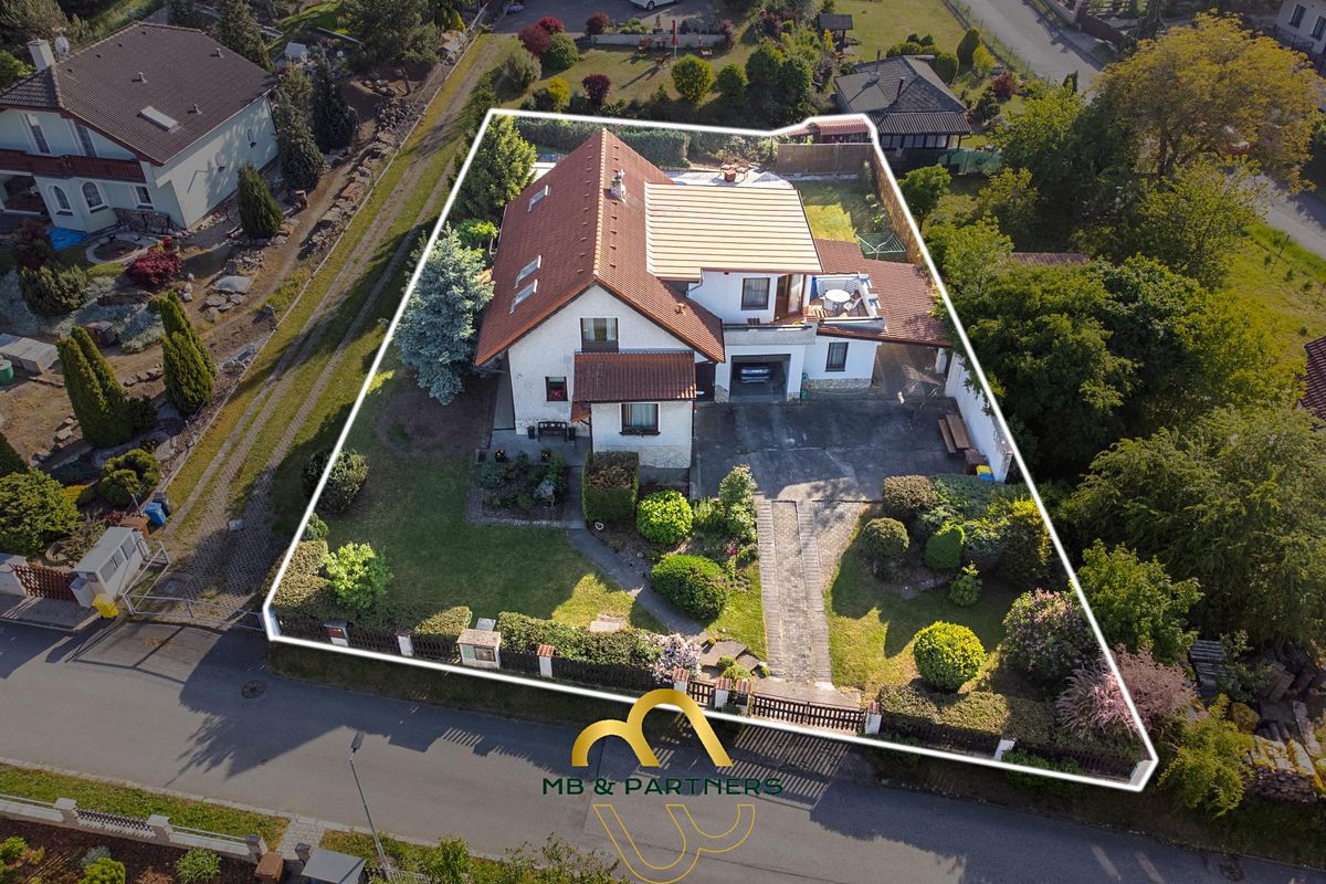 Prodej rodinného domu 232 m², pozemek 978 m² – fotografie 2