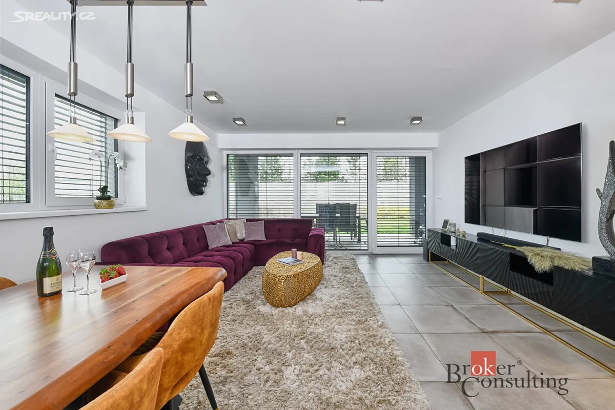 Pronájem rodinného domu 180 m², pozemek 1270 m² – pohled 2