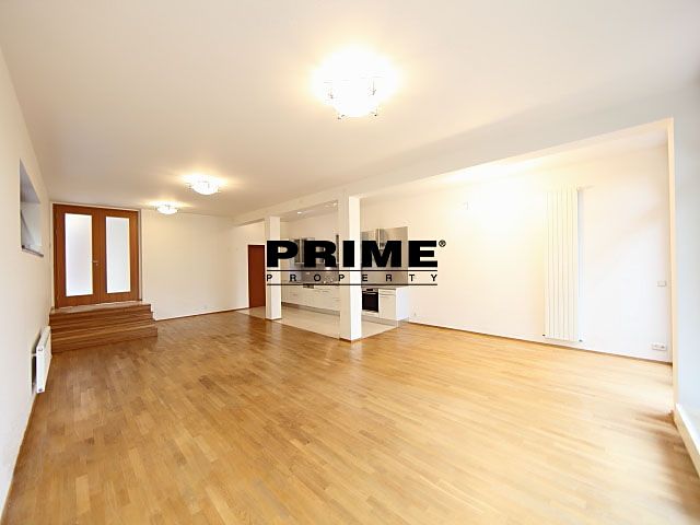 Pronájem rodinného domu 260 m², pozemek 623 m² – fotografie 3