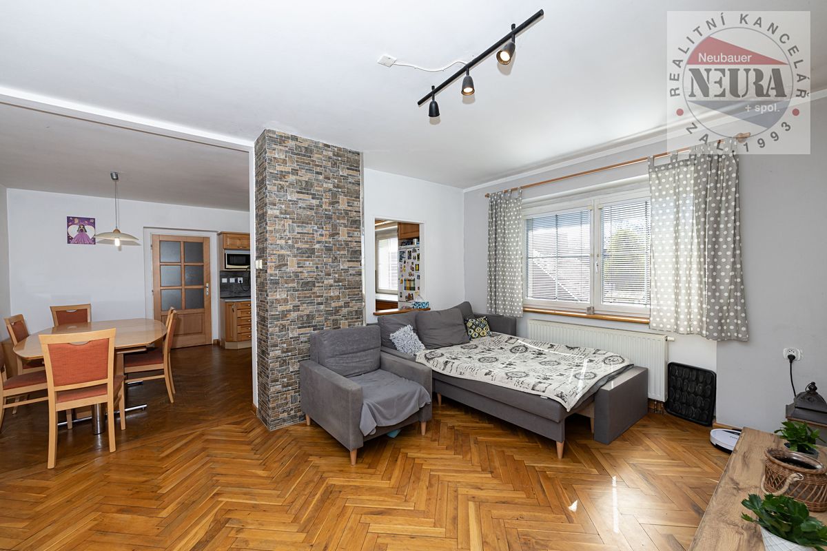 Prodej rodinného domu 250 m², pozemek 1293 m² – fotografie 5