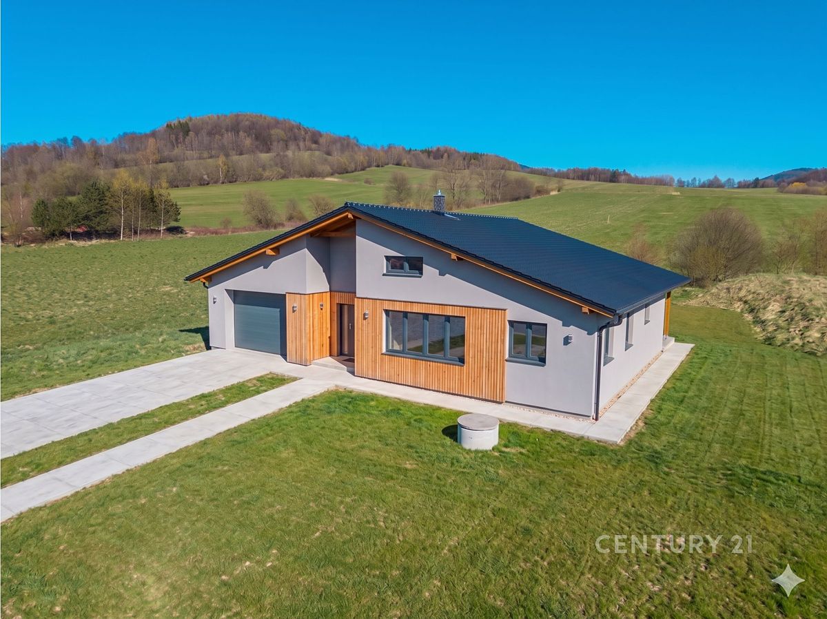 Prodej rodinného domu 225 m², pozemek 1392 m² – fotografie 2