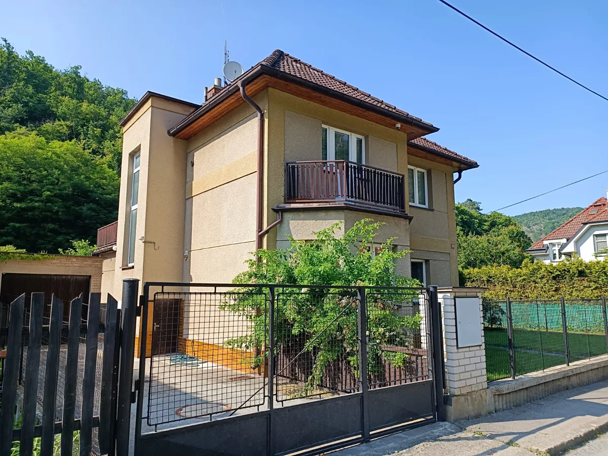 Prodej rodinného domu 230 m², pozemek 722 m²
