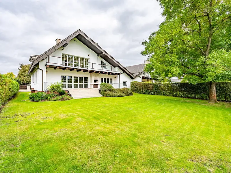 Pronájem rodinného domu 350 m², pozemek 950 m², Průhonice – náhled fotky 1