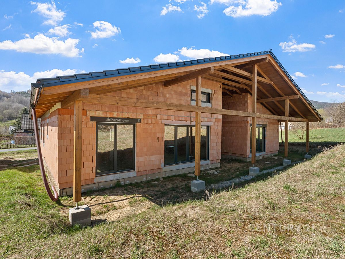 Prodej rodinného domu 225 m², pozemek 1392 m² – fotografie 3