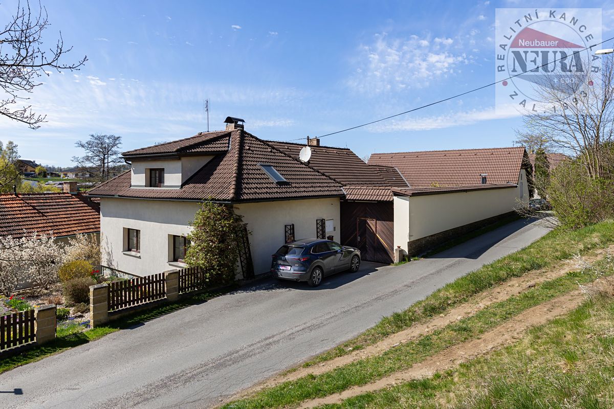 Prodej rodinného domu 250 m², pozemek 1293 m² – fotografie 2