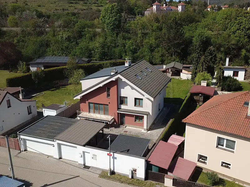 Prodej rodinného domu 295 m², pozemek 962 m², Loděnice – náhled fotky 3
