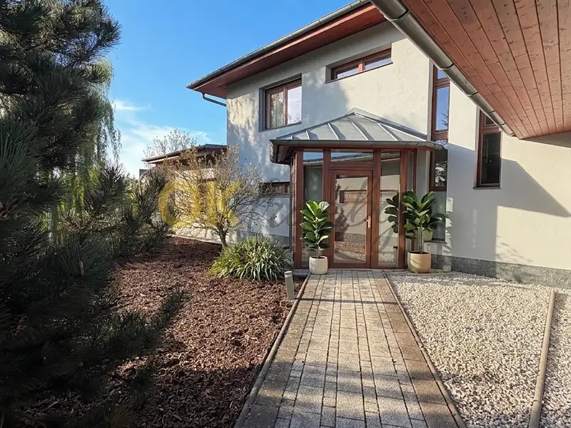 Prodej rodinného domu 432 m², pozemek 1354 m², Praha – náhled fotky 2
