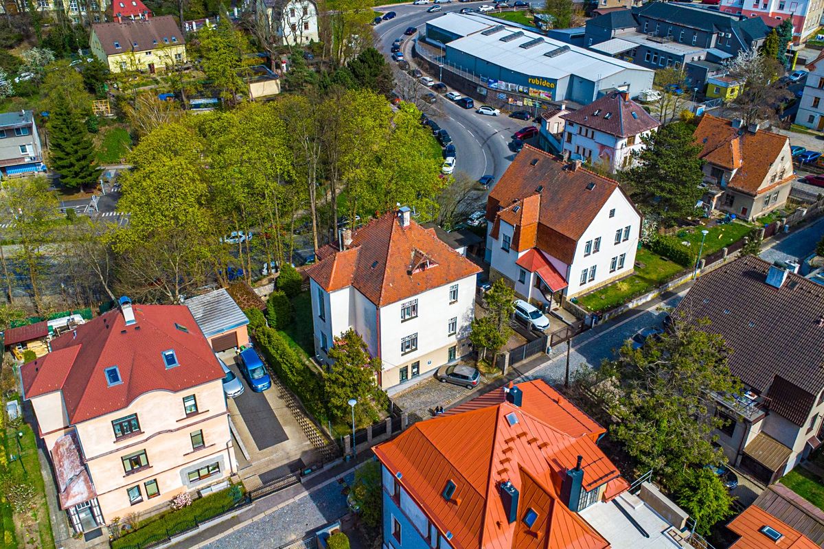 Prodej rodinného domu 300 m², pozemek 870 m² – fotografie 2