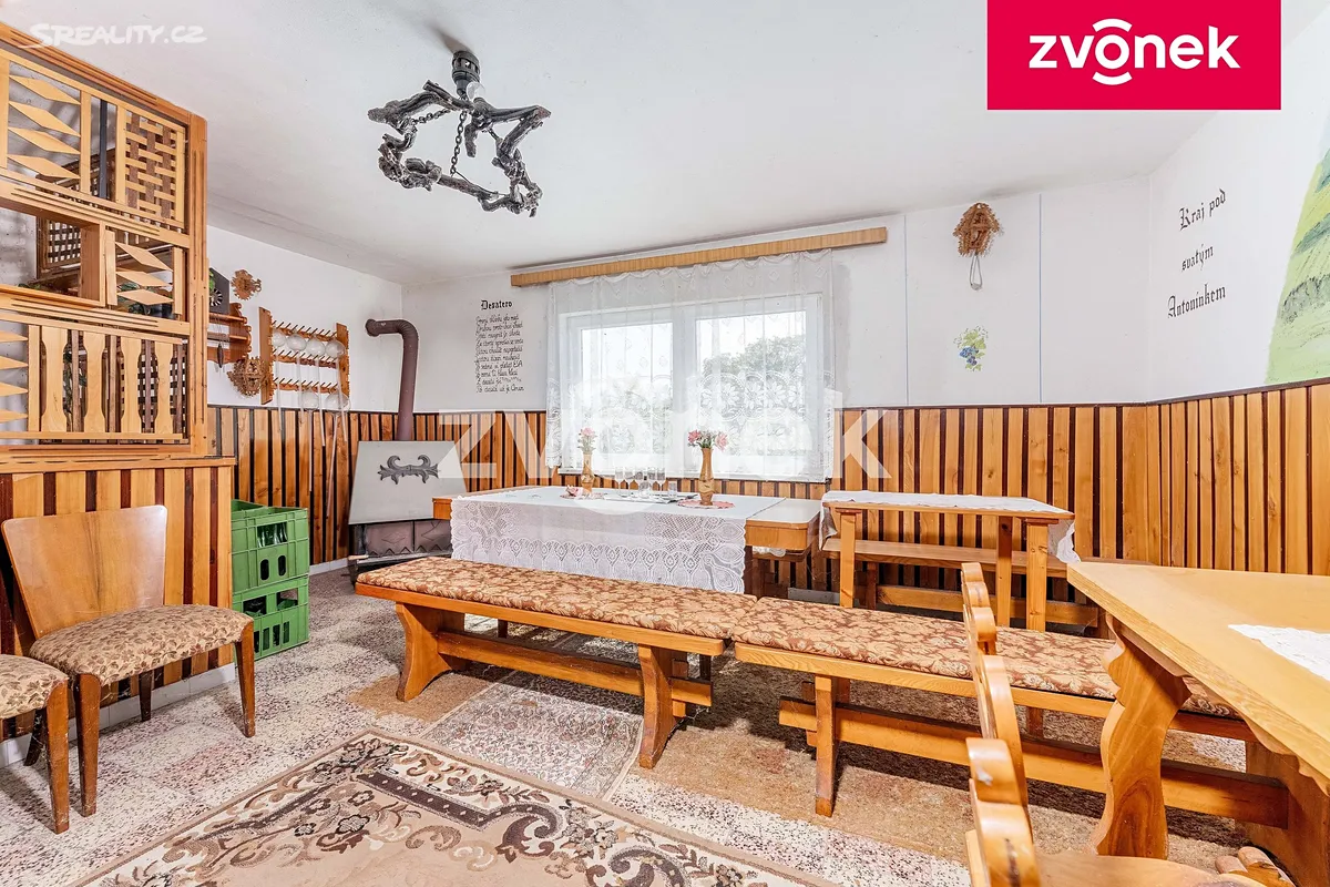 Prodej rodinného domu 220 m², pozemek 1093 m² – pohled 2