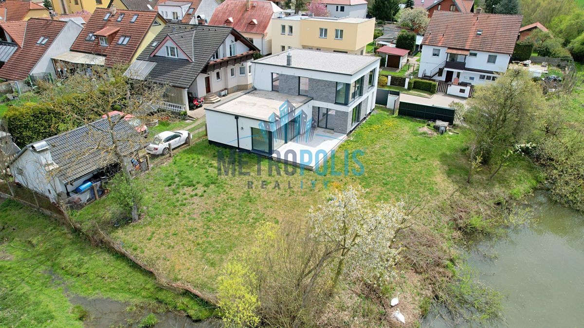 Prodej rodinného domu 260 m², pozemek 471 m² – fotografie 3
