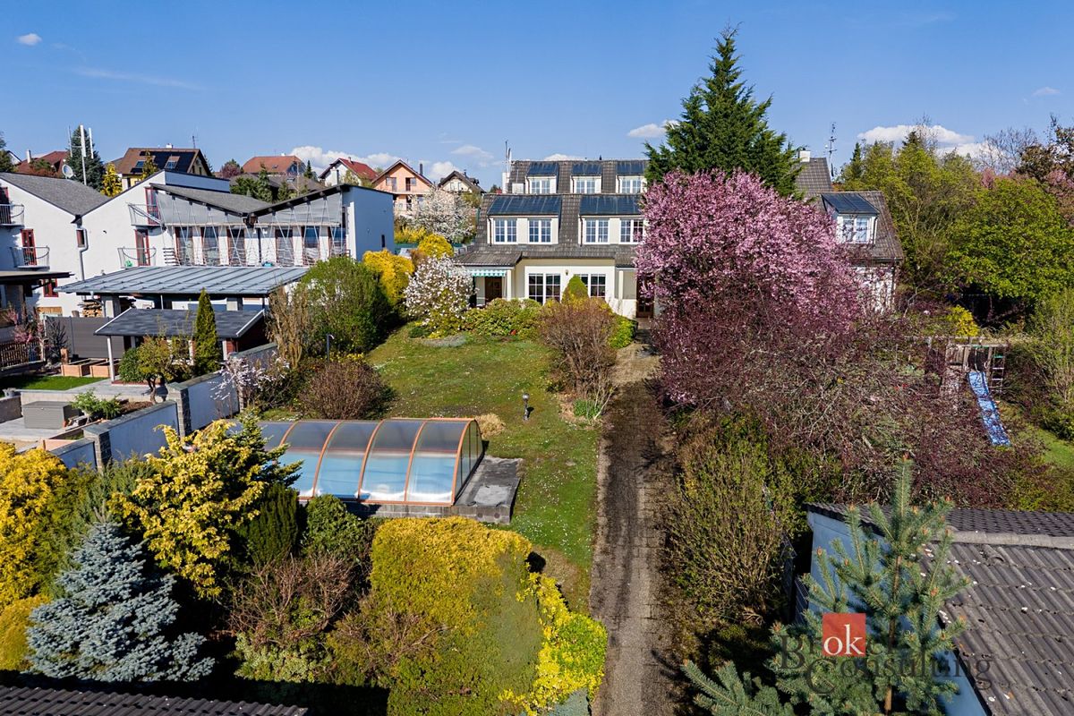 Prodej rodinného domu 230 m², pozemek 1214 m² – fotografie 2