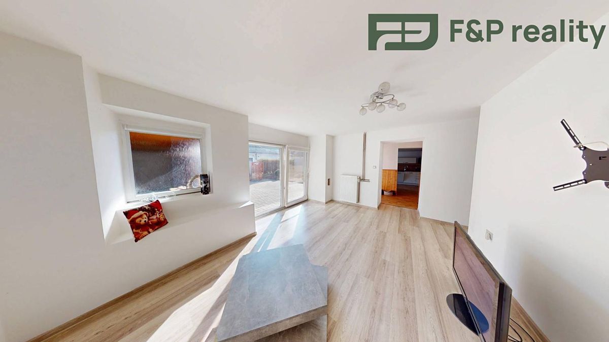 Prodej rodinného domu 215 m², pozemek 300 m² – fotografie 2