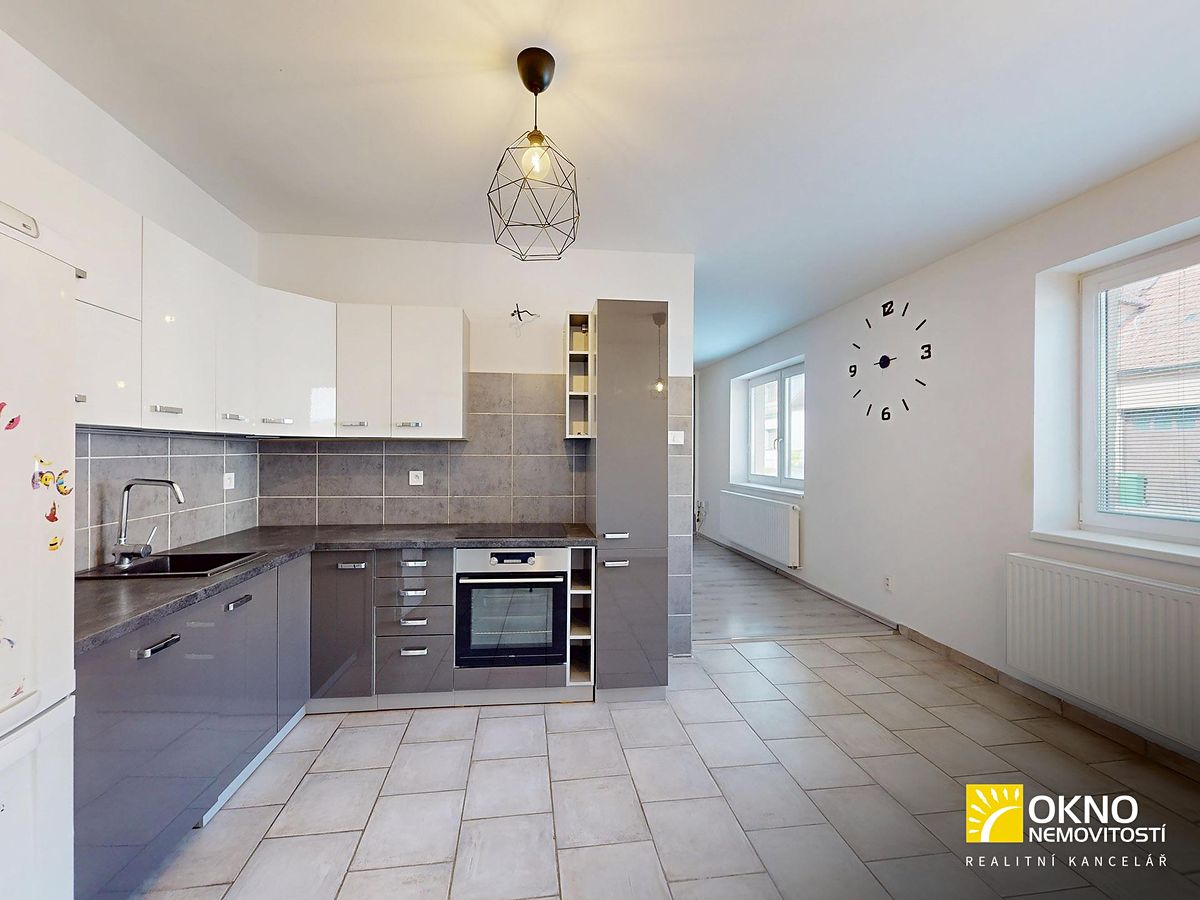 Prodej rodinného domu 100 m², pozemek 695 m² – fotografie 2