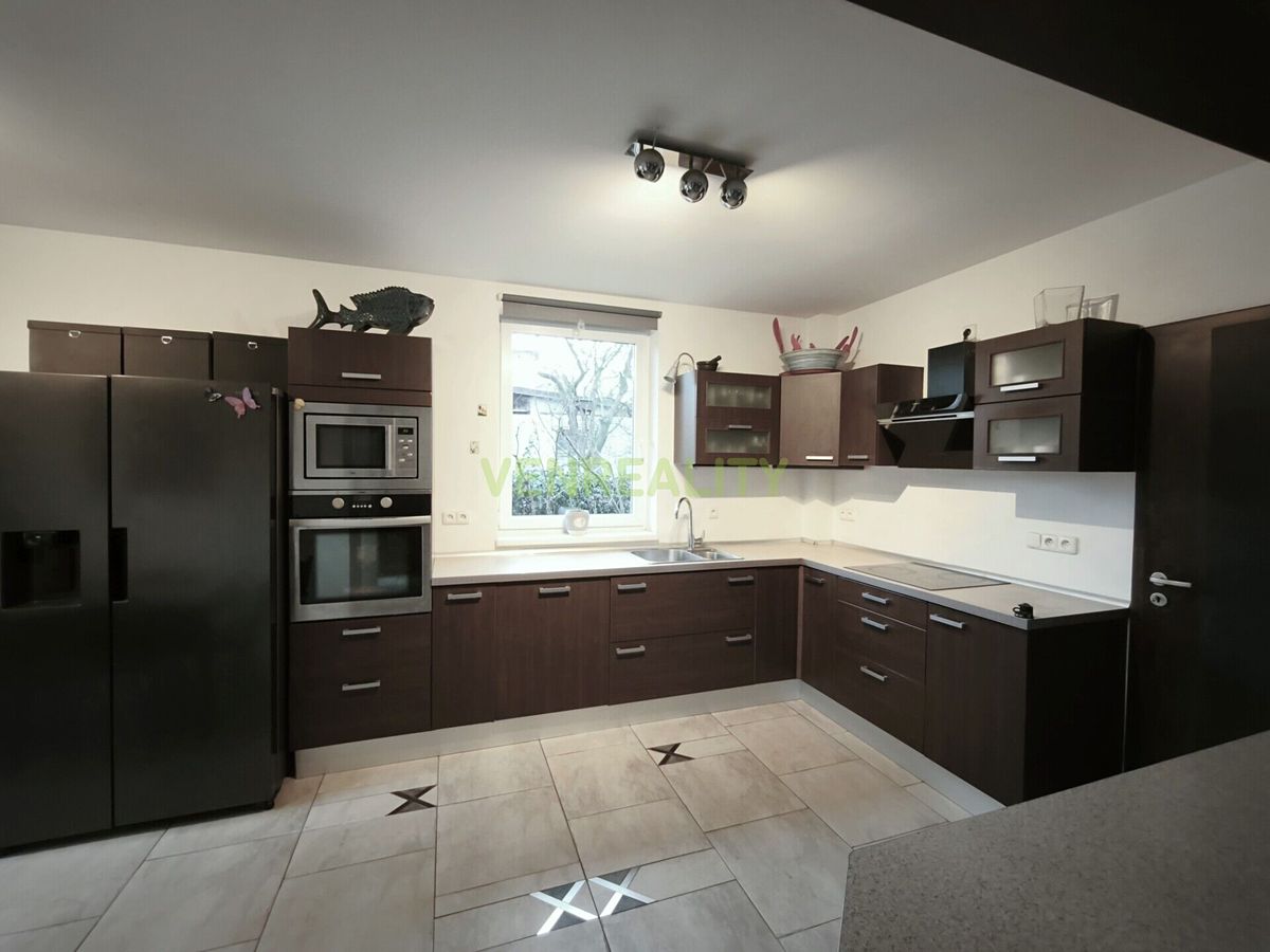 Prodej rodinného domu 182 m², pozemek 679 m² – fotografie 3