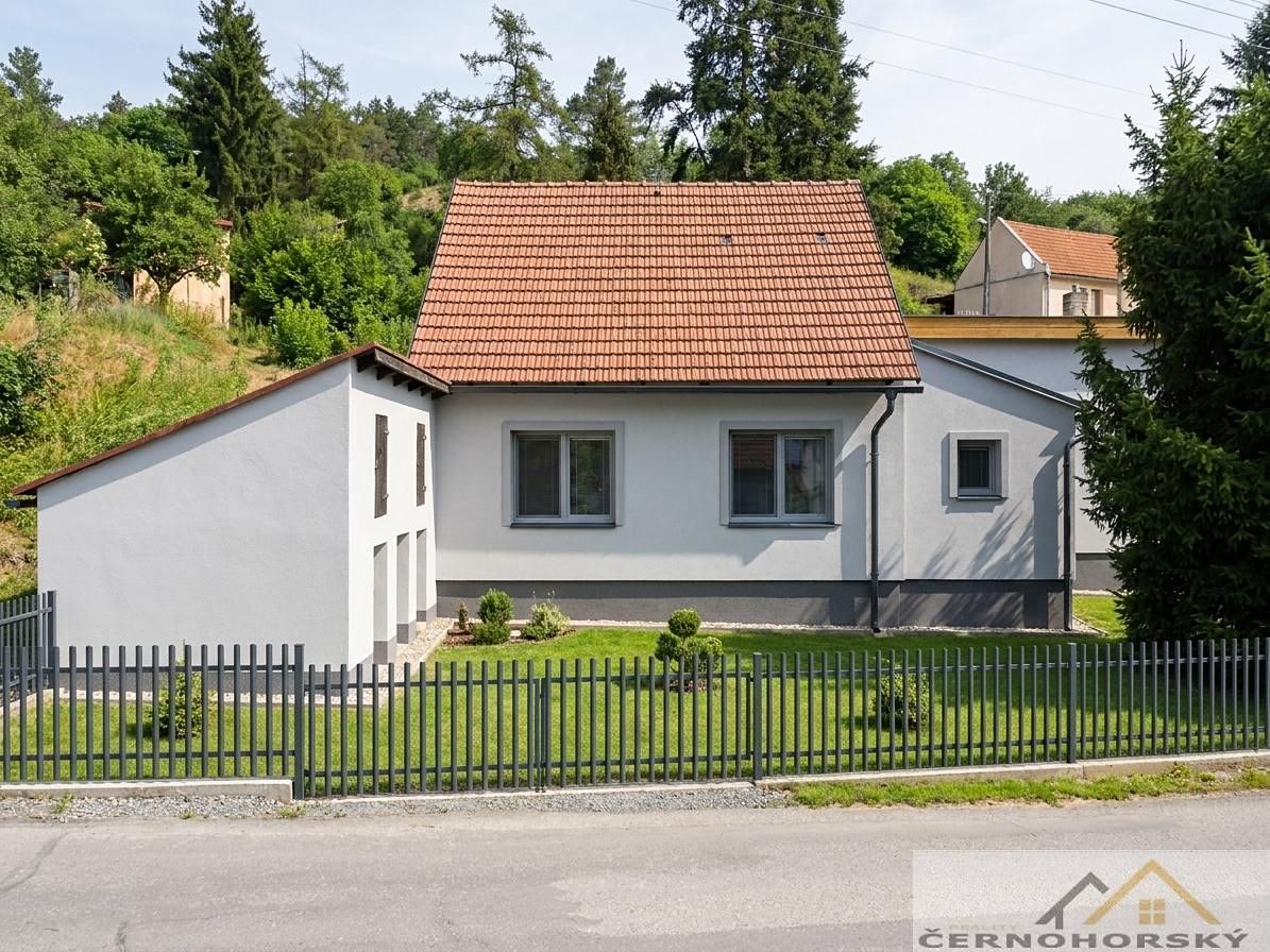 Prodej rodinného domu 135 m², pozemek 1090 m² – fotografie 2