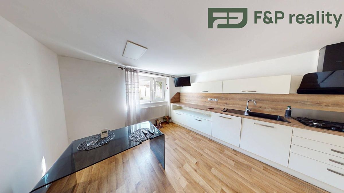 Prodej rodinného domu 215 m², pozemek 300 m² – fotografie 5