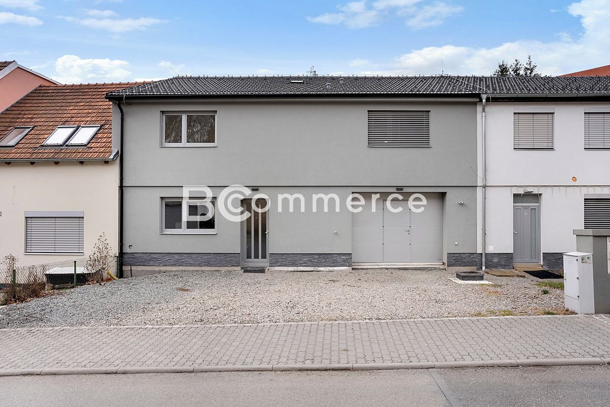 Prodej rodinného domu 240 m², pozemek 205 m² – fotografie 3