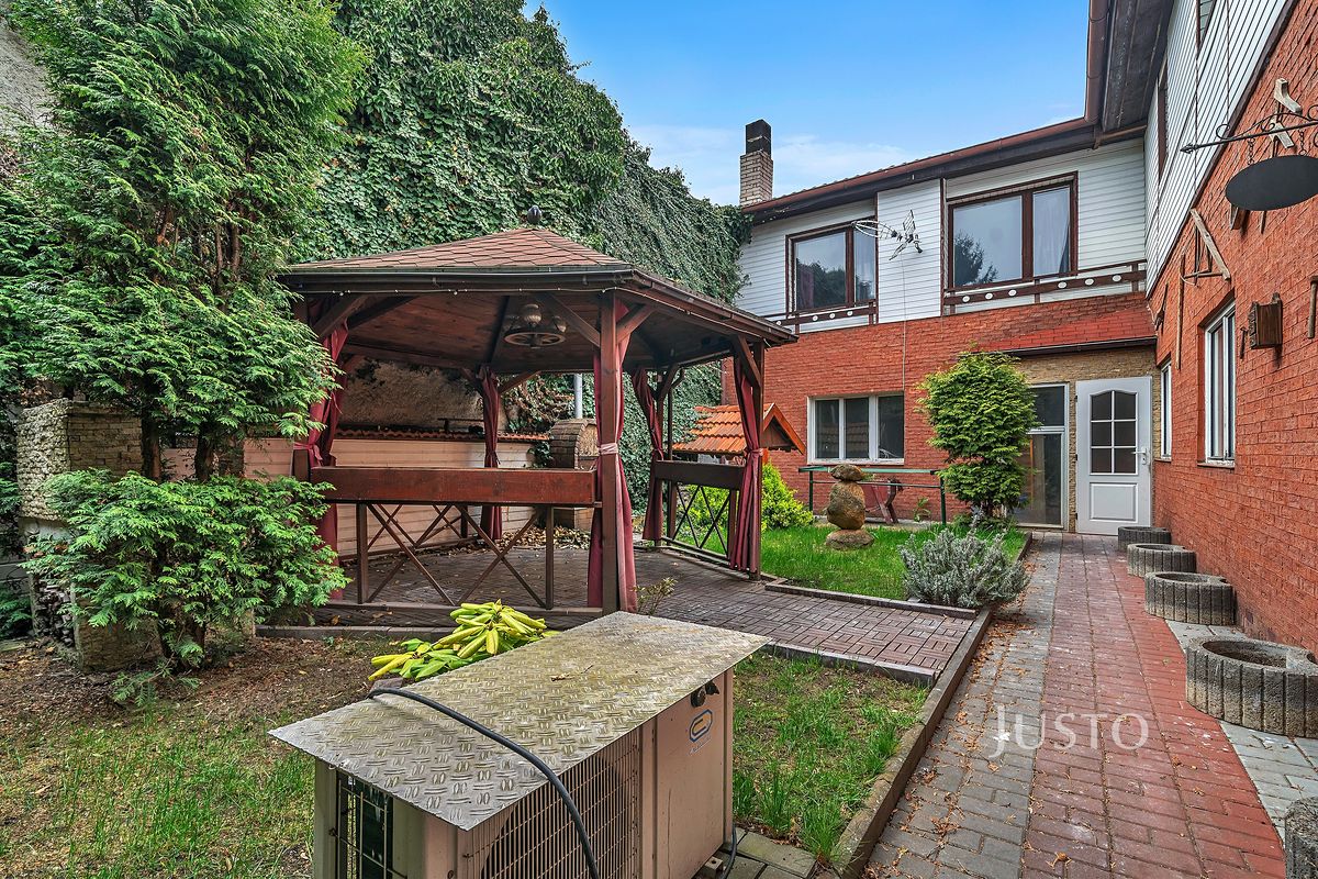 Prodej rodinného domu 250 m², pozemek 536 m² – fotografie 2