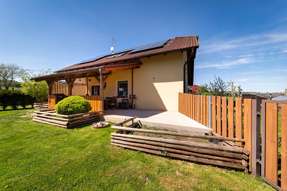 Prodej rodinného domu 282 m², pozemek 1050 m² – fotografie 2
