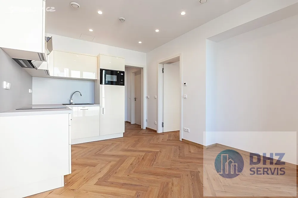 Pronájem bytu 2+kk 36 m² – pohled 2