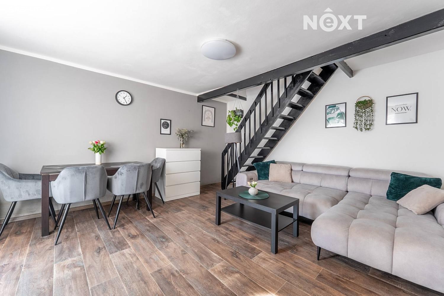 Prodej  rodinného domu 200 m², pozemek 2 444 m² – pohled 2