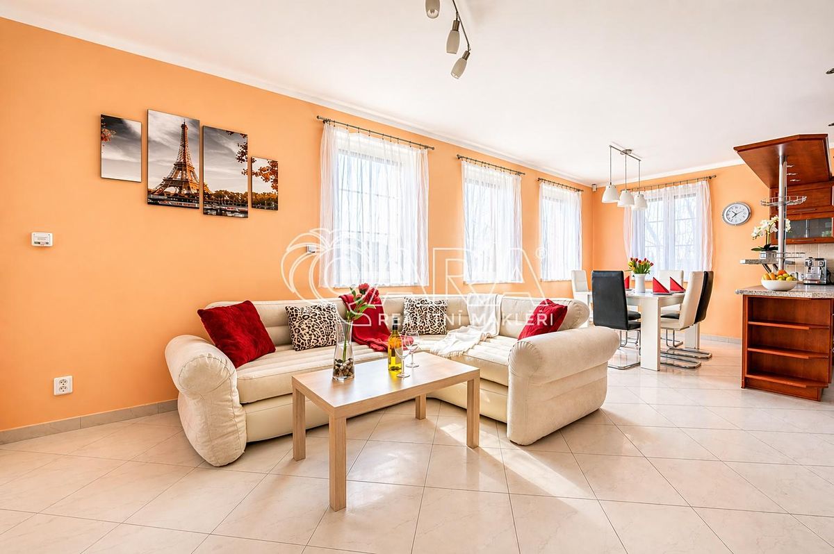Prodej rodinného domu 220 m², pozemek 782 m² – fotografie 2