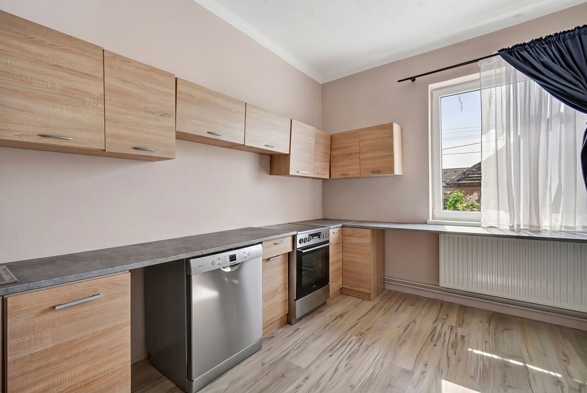 Prodej rodinného domu 328 m², pozemek 399 m² – fotografie 2