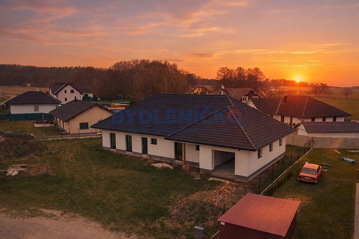 Prodej rodinného domu 193 m², pozemek 996 m² – fotografie 2