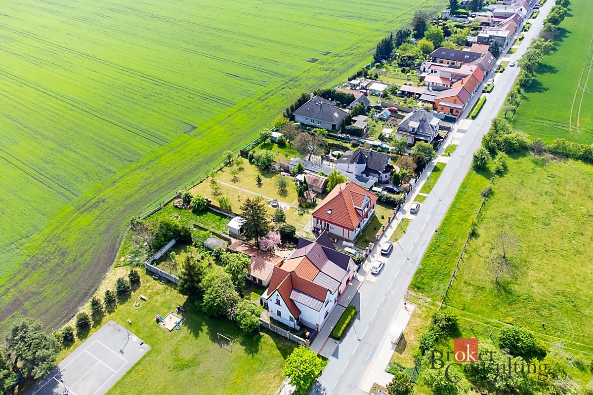 Prodej vily 228 m², pozemek 700 m² – fotografie 3