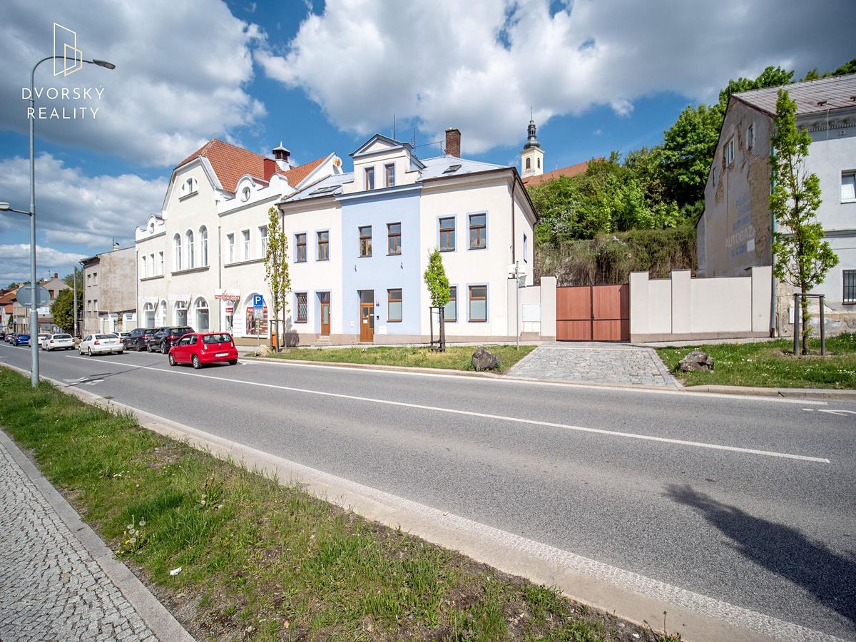 Prodej rodinného domu 305 m², pozemek 679 m² – fotografie 4